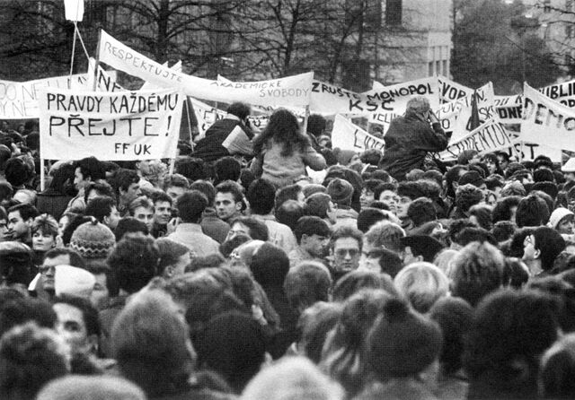 Albertov, 17. listopad 1989, archiv Jiřího Všetečky